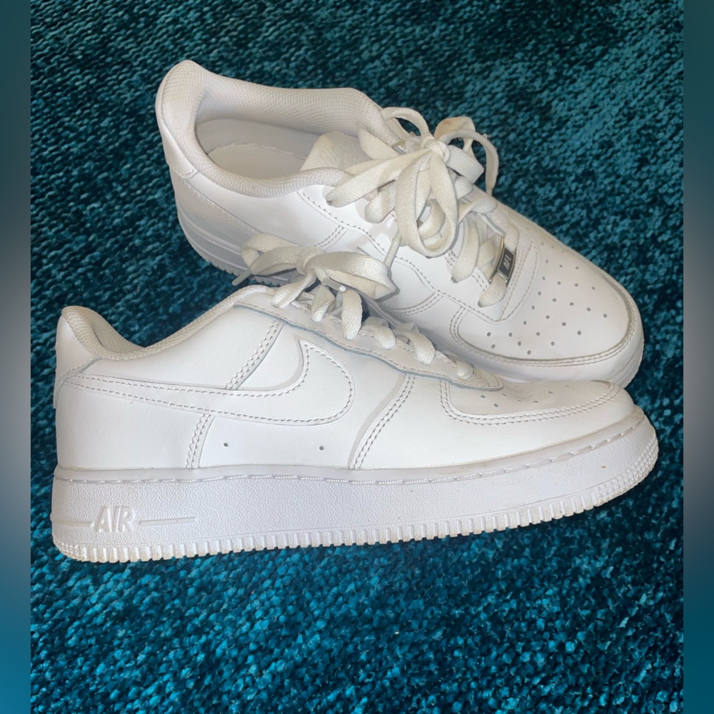 White Nike Air size 8 adult woman.
6.5 youth size 
Athletic/casual/comfortable